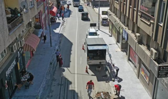 Ordu Ünye Saray Caddesi’nde kaldırımlar yenileniyor