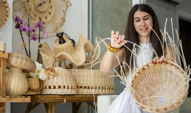 Rattan dokumayla hayatını değiştirdi