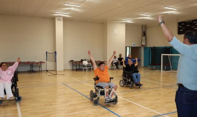 Tekerlekli sandalyeli zeybek ekibi sahneye çıkıyor