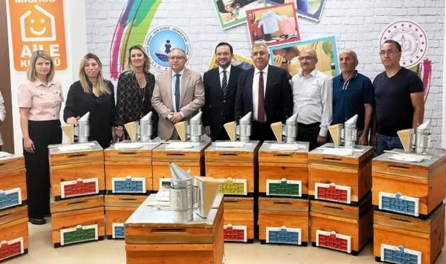 Yalova’da başarılı kursiyerlere arıcılık başlangıç seti desteği