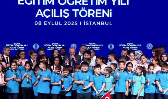 Yeni dönem açılışında ‘Maarif’ mesajı… Zilleri öğrencilerle birlikte çaldı