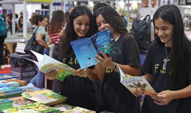 Antalya Kitap Fuarı’na öğrencilerden yoğun ilgi