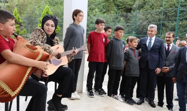 Artvin’de tulumla karşılanan Vali Ergün’den halı saha istediler