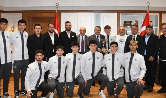 Başkan Genç’ten şampiyon öğrencilere tebrik