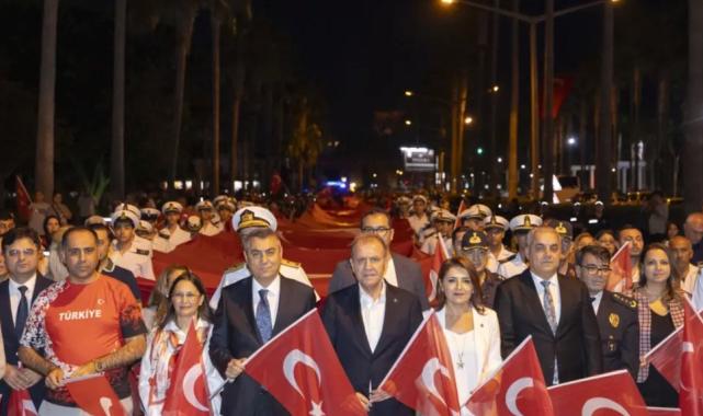 Başkan Seçer, Mersinlilerle ‘Bayrak Yürüyüşü’nde buluştu