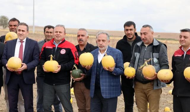 Birinci olan Kayseri Talaslı çiftçiye Başkan Yalçın’dan tebrik