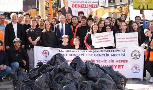 Denizli’de gençler Cumhuriyet için el ele