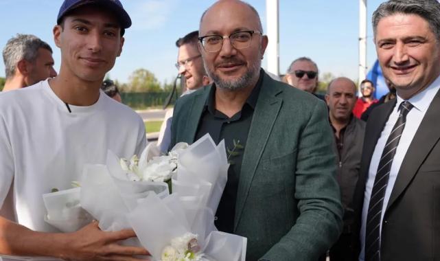 Dünya Şampiyonu Razgatlıoğlu’nu çiçeklerle karşıladılar