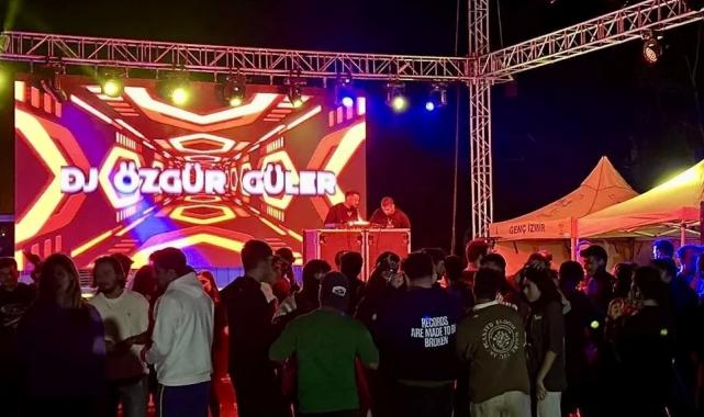 Gençler İzmir Foça kampında gönüllerince eğlendi