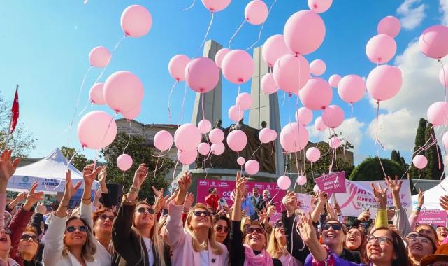 İstanbul Bakırköy’de pembe balonlar farkındalık için gökyüzünde