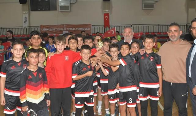 İzmir Çiğli’de Cumhuriyet coşkusu Futsal sahasında zirveye taşındı