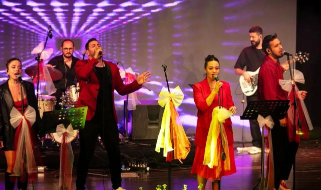 İzmir Güzelbahçe’de 102. yıl coşkusuna kortej ve konserli kutlama