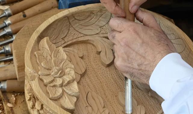 İzmir Karabağlar’da ahşap oymacılığı yeniden hayat buluyor