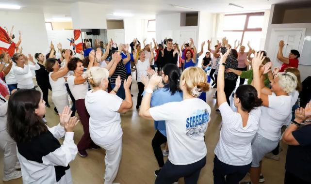 İzmir Narlıdere’de bedenin şifası kahkaha ve dansla geldi