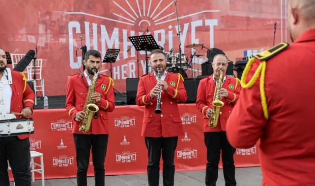 İzmir’de Cumhuriyet coşkusu başladı