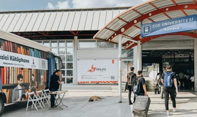İzmir’de Gezici Kütüphane, Ege Üniversitesi Metro durağında