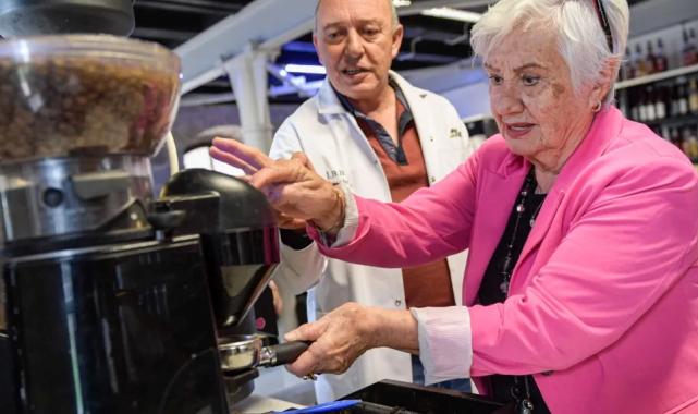 İzmir’de ileri yaş baristalar iş başında