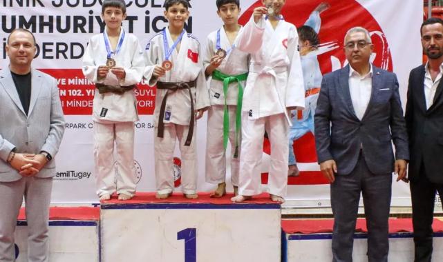 İzmirli minik sporcular Cumhuriyet için ter döktü