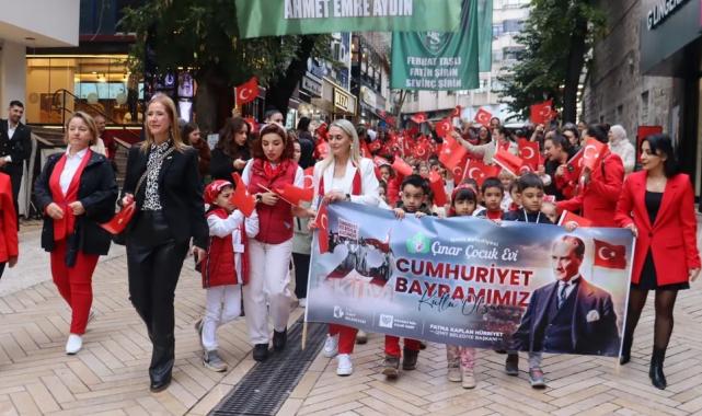 İzmit’te Cumhuriyet Korteji çocukların adımlarıyla renklendi
