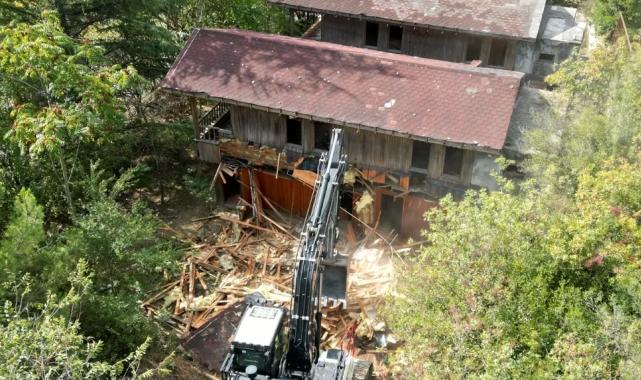 İzmit’te tehlikeli metruk yıkıldı