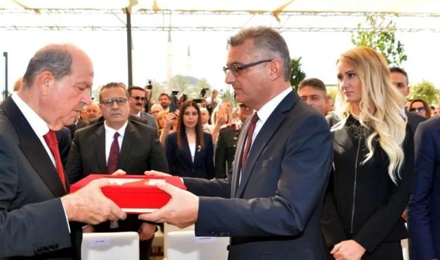 KKTC’de devir teslim tamam! Erhürman görevi Tatar’dan devraldı