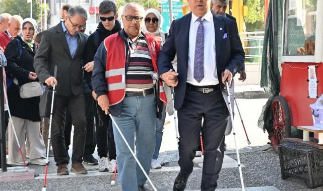 Manisa’da beyaz bastonla farkındalık yürüyüşü
