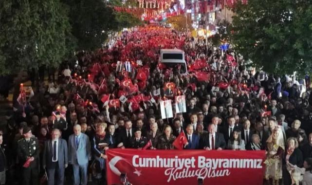 Manisa’da Cumhuriyet coşkusu meydanlara taştı