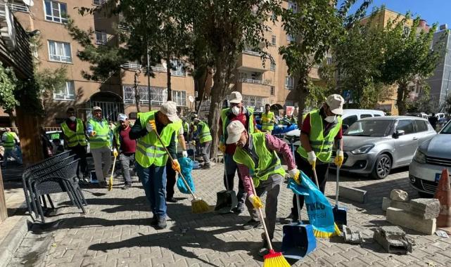 Mardin Artuklu’da temizlik seferberliği… Eşbaşkan Amak sokakları süpürdü