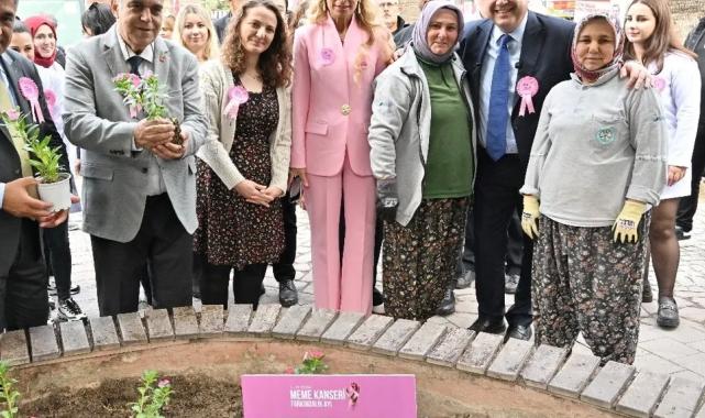 Meme kanseri için pembe çiçekler toprakla buluştu