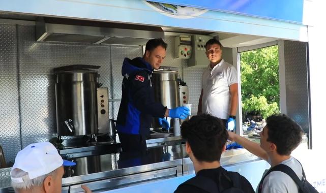 Muğla Büyükşehir sıcak bir çorba ile öğrencilerin yanında