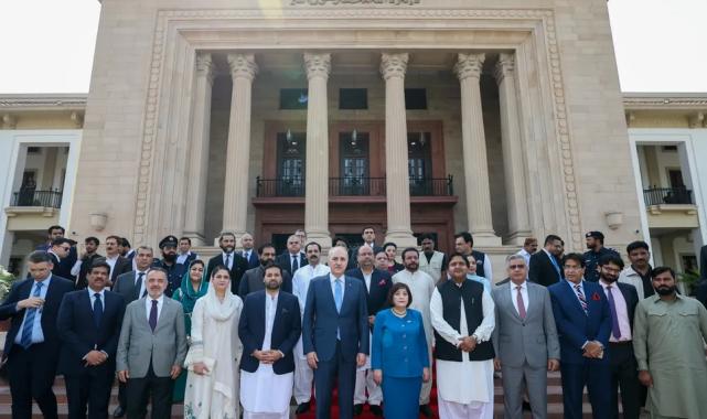 Pakistan’da Kurtulmuş’tan Pencap Eyalet Meclisi’ne ziyaret