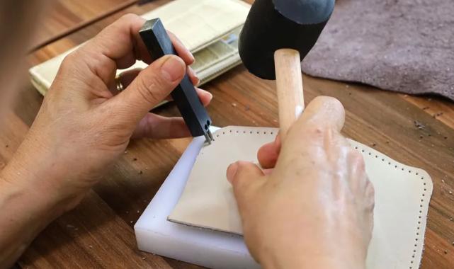 Sakarya’da deri aksesuarları dersi başladı