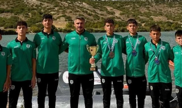 Sakaryalı sporcular Eskişehir’de ikincilik kupasını kaldırdı