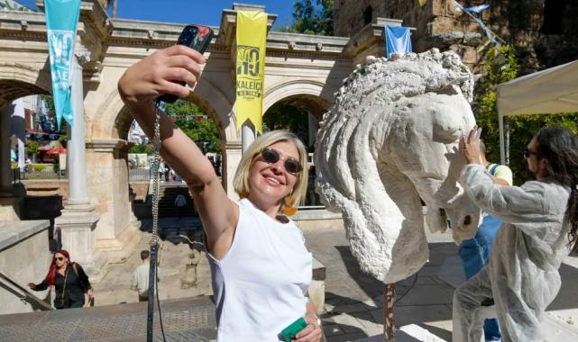 Sanatın kalbi Antalya Kaleiçi’nde arttı