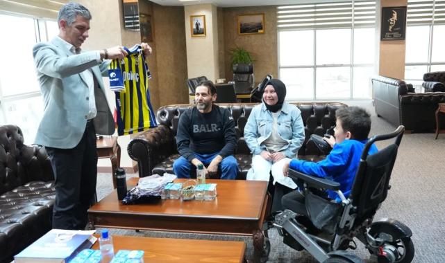 Soma’da Başkan Okur’dan minik Şenol’a forma hediyesi