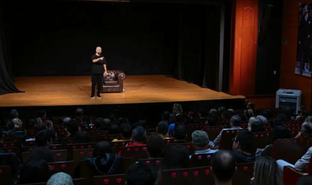 Tahsin Hasoğlu’ndan İZKİTAP’ta kahkaha dolu gece