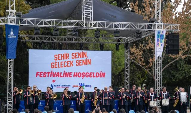 Üniversiteli gençler İzmir’e festivalle “merhaba” dedi