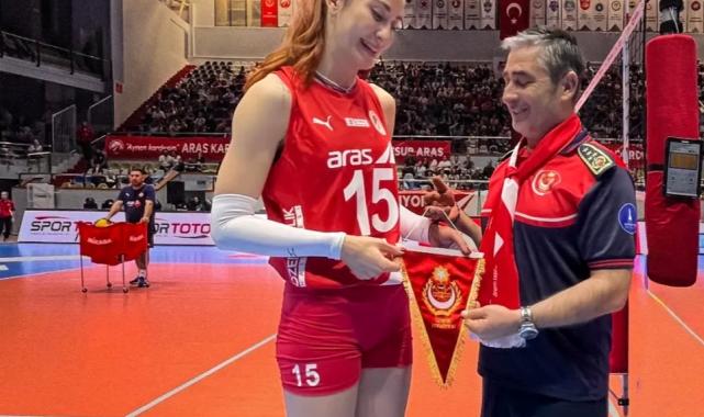 Voleybolun yıldızlarından İzmir İtfaiyesi’ne teşekkür