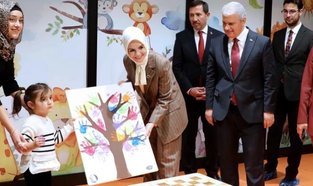 Bakan Göktaş, Hoşkubbe Millet Kütüphanesi’ni ziyaret etti