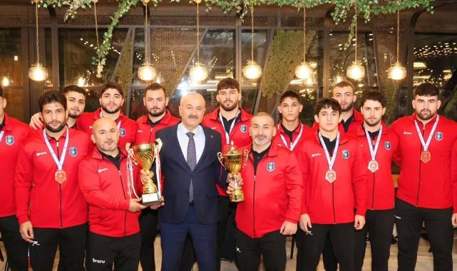Başkan Büyükgöz şampiyon güreşçileri ağırladı