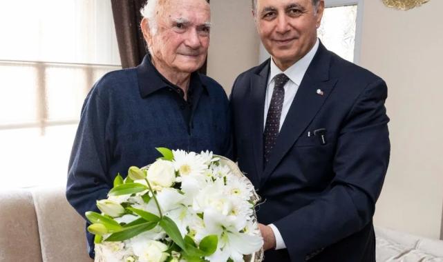 Başkan Tugay’dan lise öğretmenini duygulandıran ziyaret