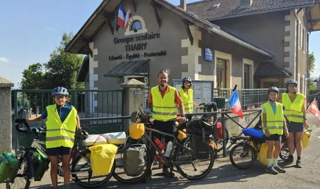 Bisikletli Fransız gezgin aile İzmir’de