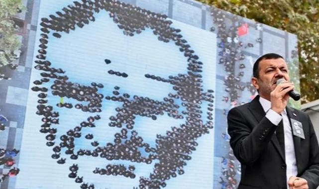 Denizli’de belediye personelleri Atatürk silüeti oluşturdu