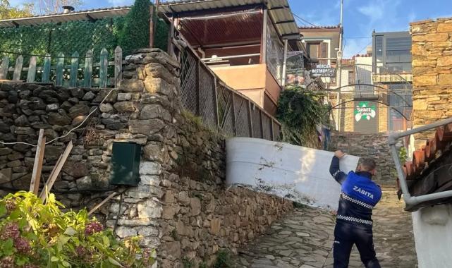 Efes Selçuk’ta görüntü kirliliği yaratan tabelalar kaldırılıyor