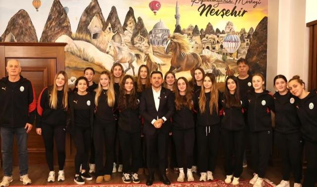 Galatasaray Sutopu Takımı’ndan Başkan Arı’ya ziyaret