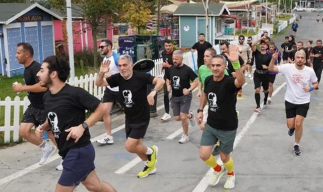 İstanbul Beylikdüzü’nde yüzlerce kişi Ata’ya saygıya koştu