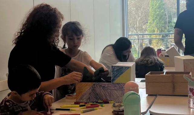 İstanbul Maltepe’de çocuklar anneleriyle sanatsal gelişimde