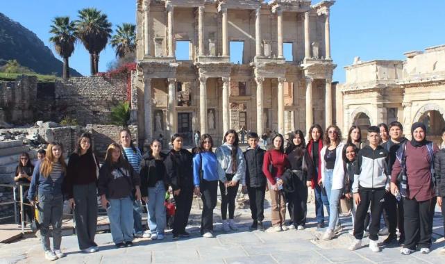 İzmir Büyükşehir’den Efes’te tarih ve müzik molası