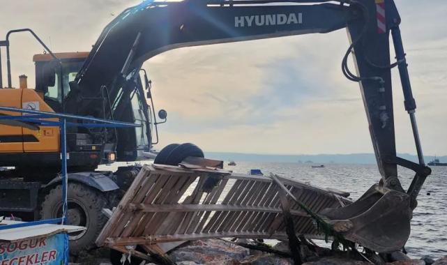 İzmir Karşıyaka’daki kaçak iskeleler yıkılıyor
