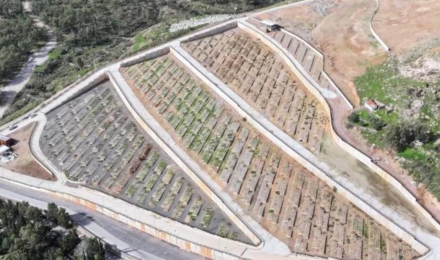 İzmir’de ‘çift katlı’ mezarlık!